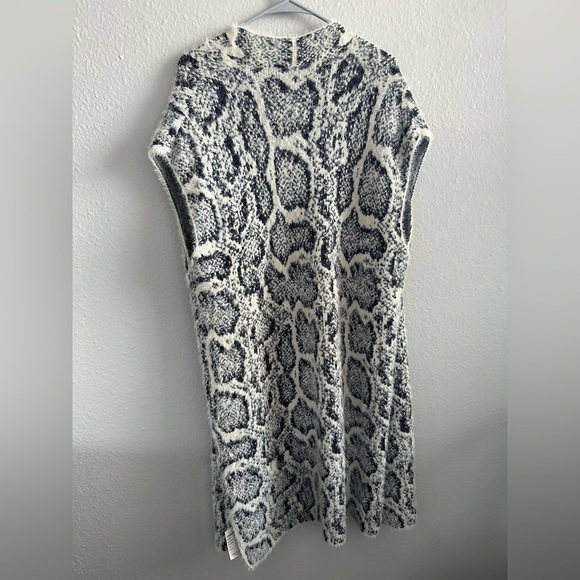 NWT Madison 88 fuzzy snake print sleeveless cardigan one size - Picture 4 of 5
